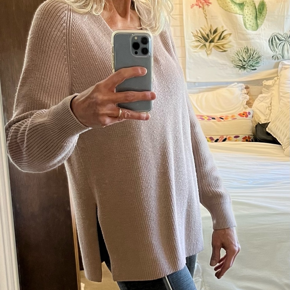 Athleta Switchback Nouveau V Neck Sweater in Dusty Pink / Rose Size S